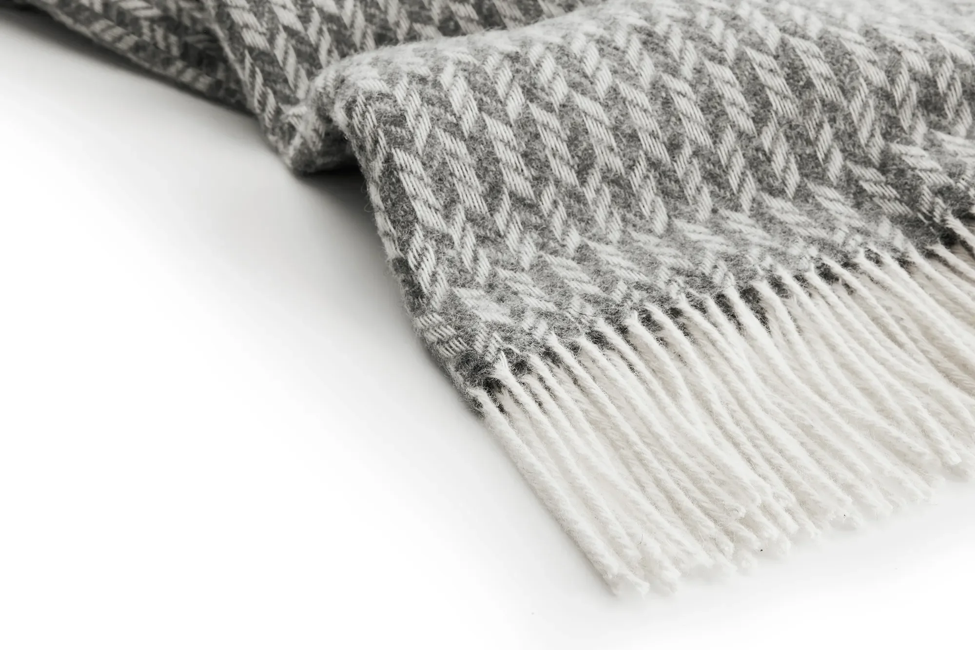 Härlig ullpläd från Ylleverket – Micromönster grå - Image 4